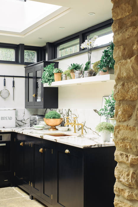 The Chipping Norton Kitchen by deVOL deVOL Kitchens Built-in kitchens Solid Wood Multicolored