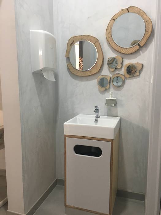 Espelhos e lavatório Inês Florindo Lopes Banheiros modernos de madeira e plástico Armários