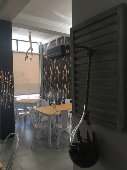 O ambiente Inês Florindo Lopes Salas de jantar modernas Madeira Acabamento em madeira papel de parede,ambinete,talheres
