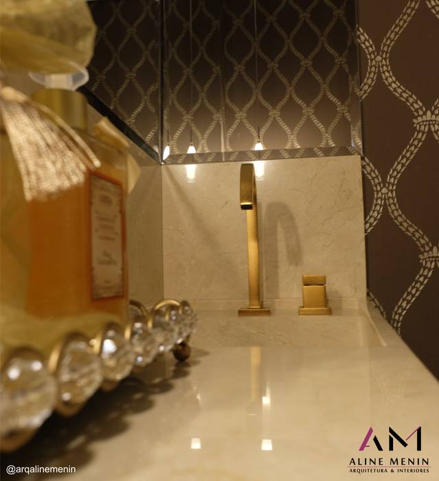 Lavabo Aline Menin Arquitetura Banheiros clássicos torneira dourada,bancada,pia de banheiro,lavabo,papel de parede