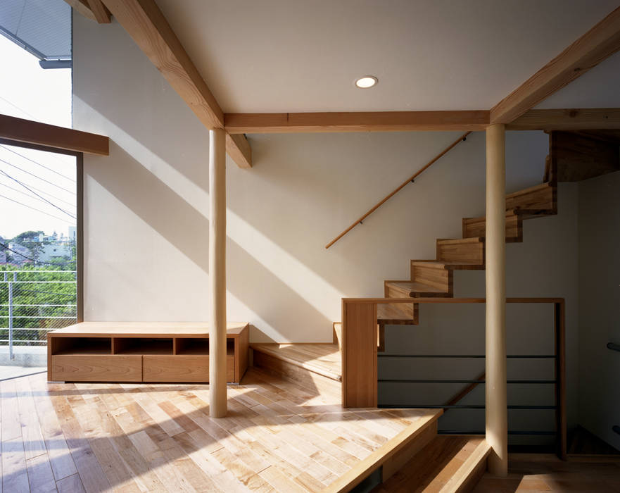 丘を望む家, 西島正樹／プライム一級建築士事務所 西島正樹／プライム一級建築士事務所 Stairs Wood Wood effect