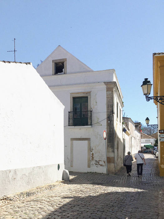 Casa das Muralhas, Corpo Atelier Corpo Atelier Dinding & Lantai Minimalis