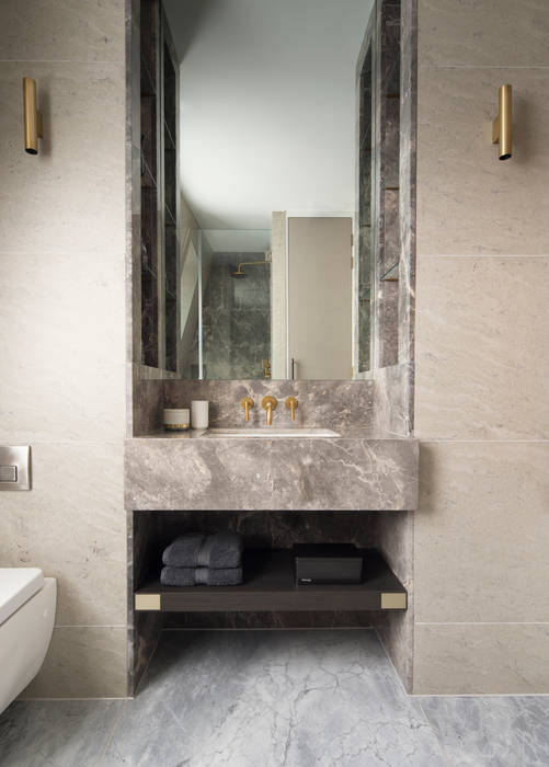 Fitzrovia Apartment - Guest Bathroom Roselind Wilson Design Baños de estilo moderno interiordesign,london,fitzrovia,apartment,piedaterre,bathroom,luxury,interiordesigner,marble,ensuite,sanitaryware,brass