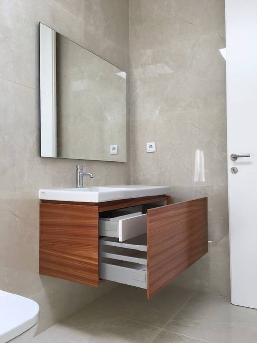 Corner House, KUUK KUUK Minimalist style bathroom Medicine cabinets