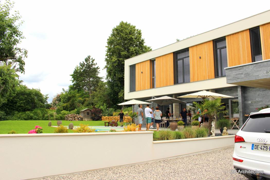 Vue de l'étage surplombant la terrasse 3B Architecture Villa Bois Effet bois maison villa nancy piscine terrasse bois