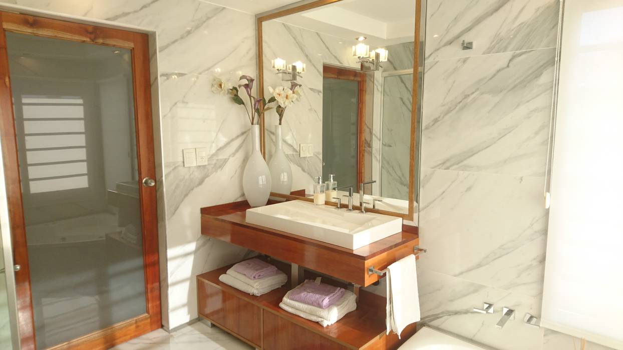 Baño en Suite, Himis, Habis y Haim Himis, Habis y Haim Baños de estilo clásico Madera maciza Multicolor