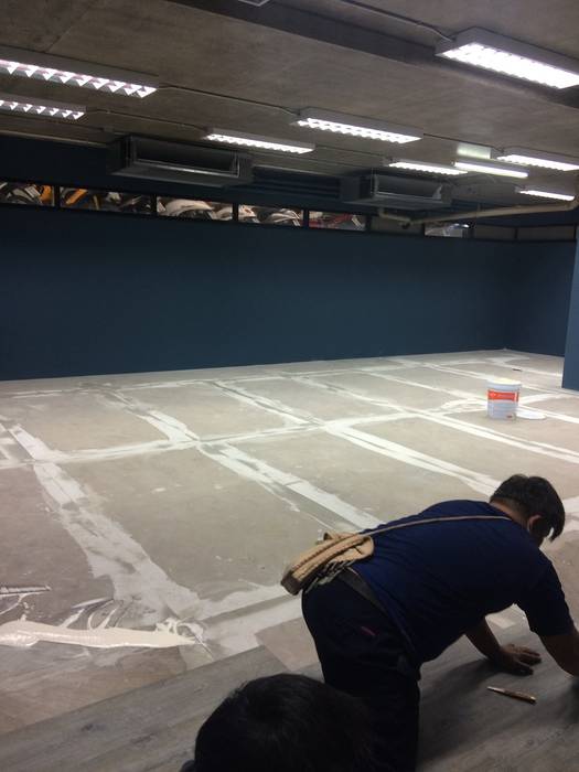 งานปูกระเบื้องยาง ส่วน Basement AIS พหลโยธิน 9 CurtainAndMore พื้นที่เชิงพาณิชย์ ห้องทำงานและสำนักงาน