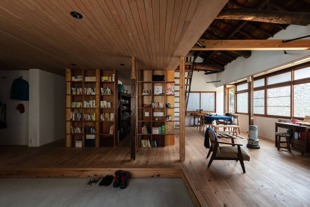 神戸大倉山の家, エイチ・アンド一級建築士事務所 H& Architects & Associates エイチ・アンド一級建築士事務所 H& Architects & Associates الاسكندنافية، الممر، رواق، &، درج خشب Wood effect