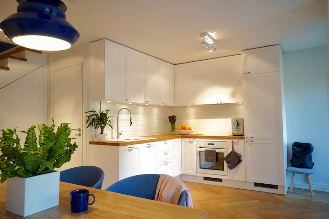 Kleines Haus gemütlich einrichten – eine Homestory mit smarten Stauraumlösungen und skandinavischem Einrichtungsstil, Baltic Design Shop Baltic Design Shop システムキッチン 木 木目調