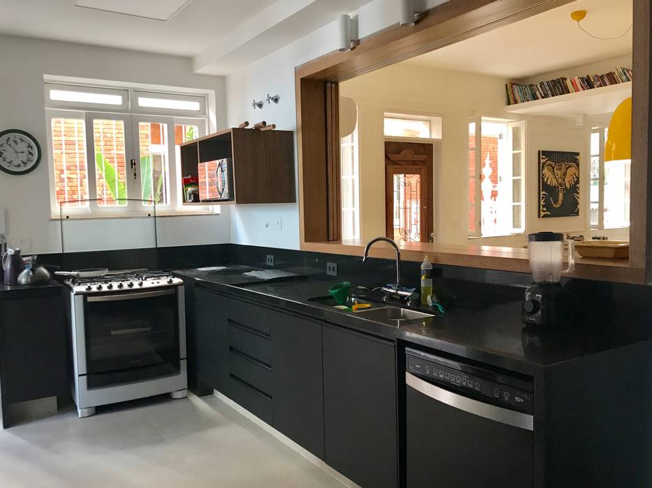 COZINHA homify Armários e bancadas de cozinha Granito cozinha,escuro,casa,reforma,revestimento,madeira,rio de janeiro,moderno,granito preto,bancada granito,armario coz preto,cozinha americana