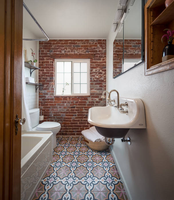 Pattern and Texture: A Bold, Yet Simple, Bathroom, Laura Medicus Interiors Laura Medicus Interiors Baños de estilo ecléctico