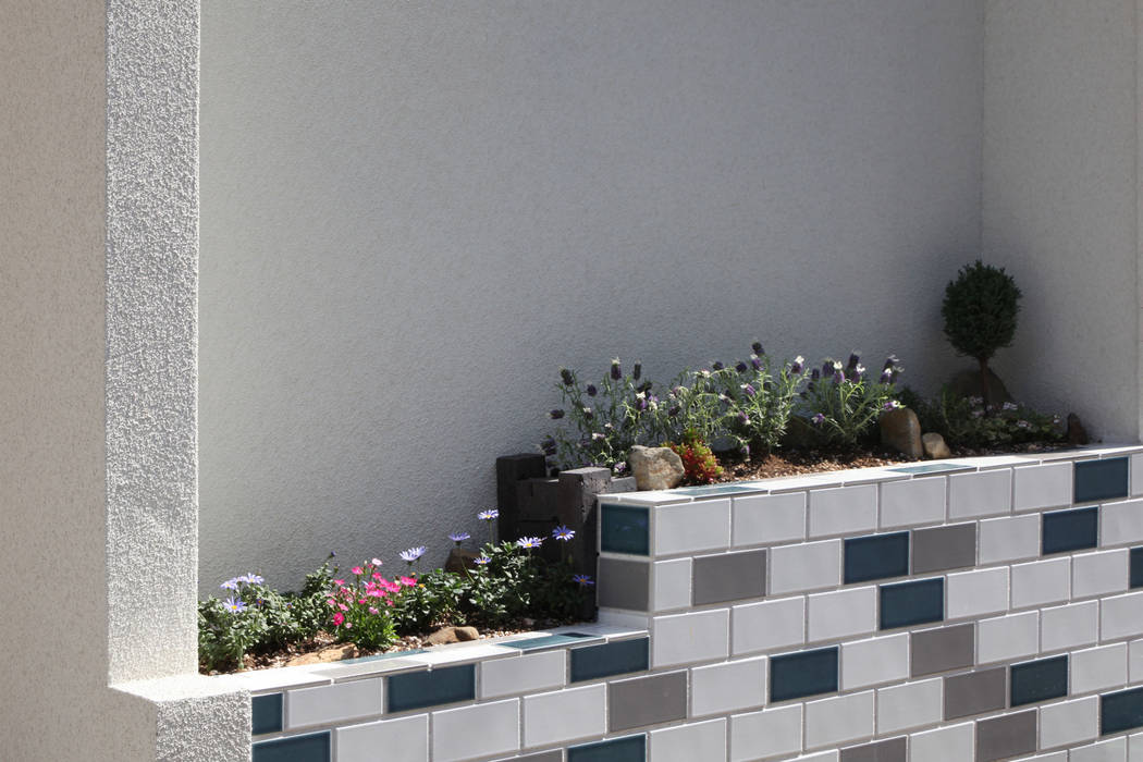 エントランスの花壇 一級建築士事務所アトリエm 庭植木 花 Homify エントランスの花壇 一級建築士事務所アトリエm 庭植木 花 Homify