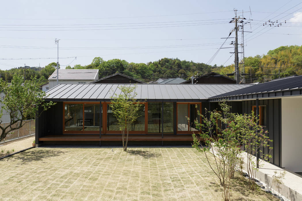 L字の家, toki Architect design office toki Architect design office Jardines con piedras Piedra