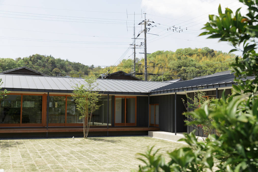 L字の家, toki Architect design office toki Architect design office Front yard Wood Wood effect