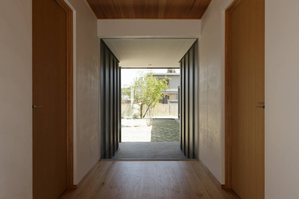 L字の家, toki Architect design office toki Architect design office Modern Corridor, Hallway and Staircase Wood Wood effect