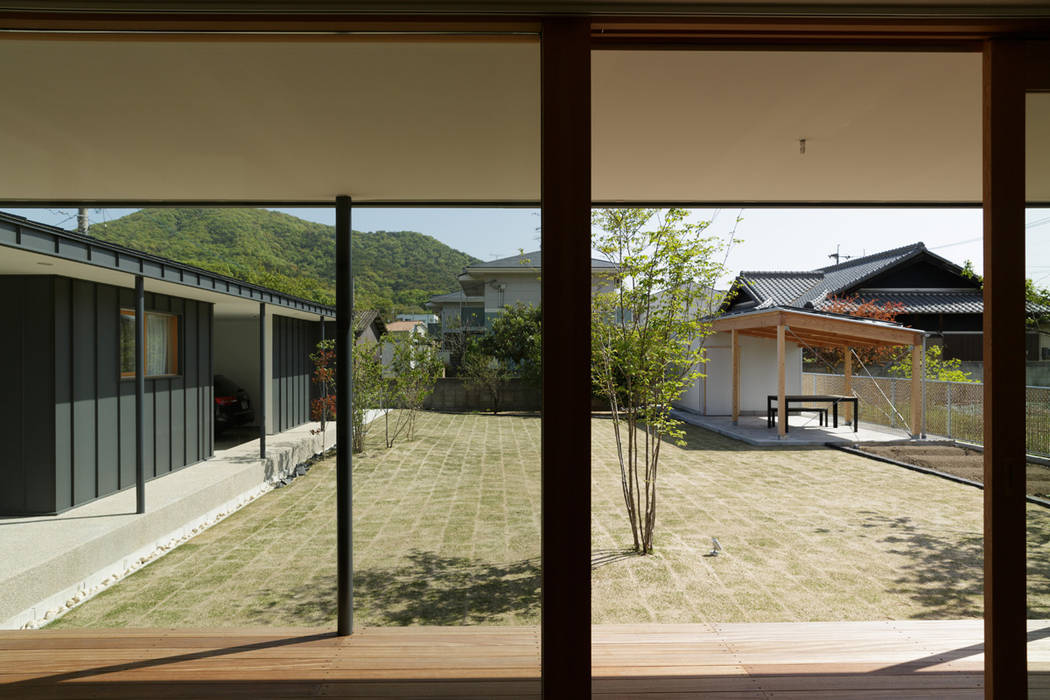 L字の家, toki Architect design office toki Architect design office Wooden windows Wood Wood effect