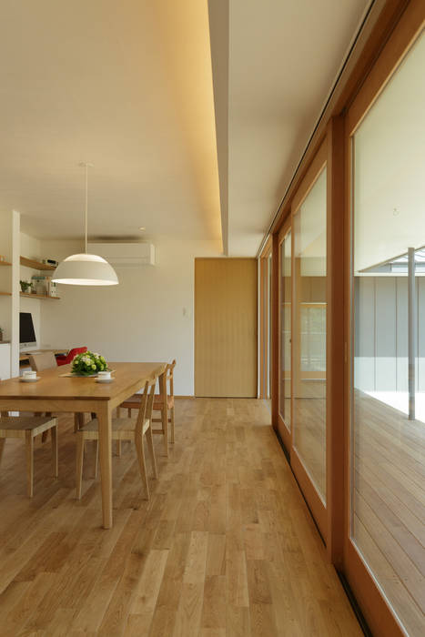 L字の家, toki Architect design office toki Architect design office Comedores de estilo moderno Madera Acabado en madera