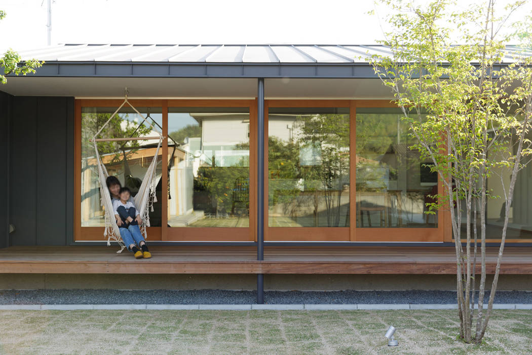 L字の家, toki Architect design office toki Architect design office Conservatory لکڑی Wood effect