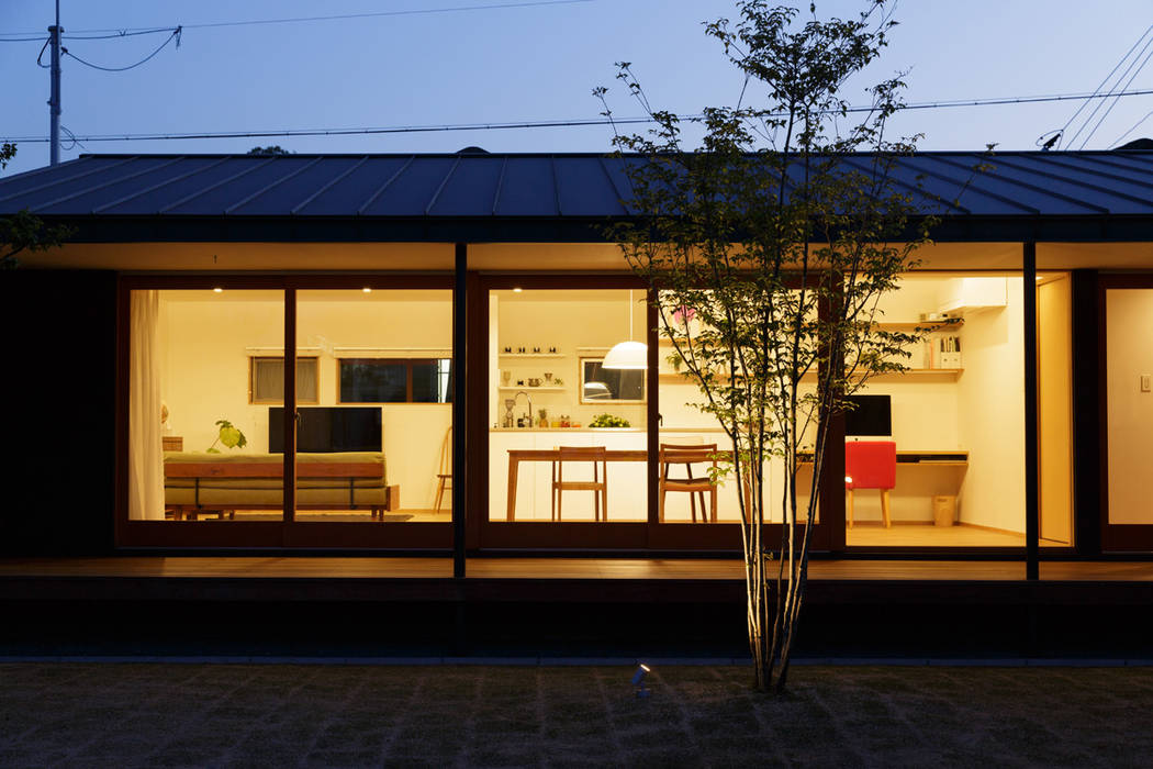 L字の家, toki Architect design office toki Architect design office Chalets & maisons en bois Bois Effet bois