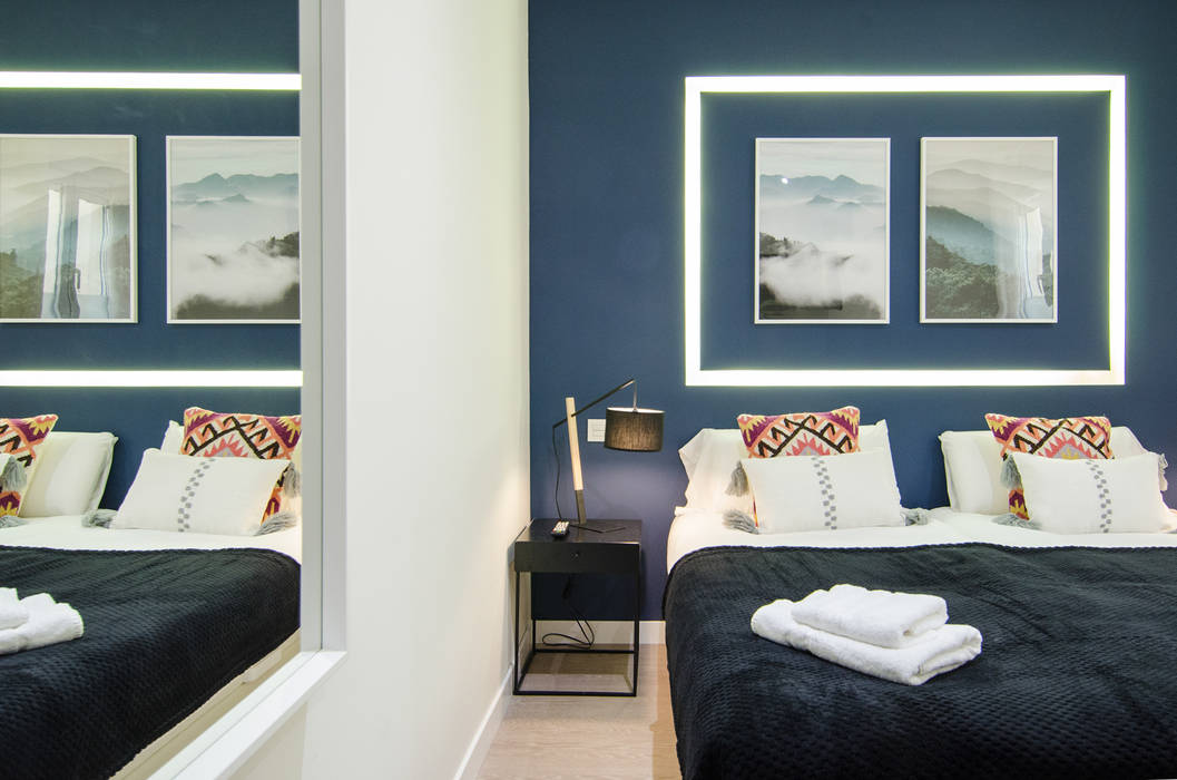 Dormitorio principal de la vivienda de Rafael y Amélie Rez estudio Dormitorios de estilo moderno PANTONE 302 C,pared azul,espejo en dormitorio,iluminación LED