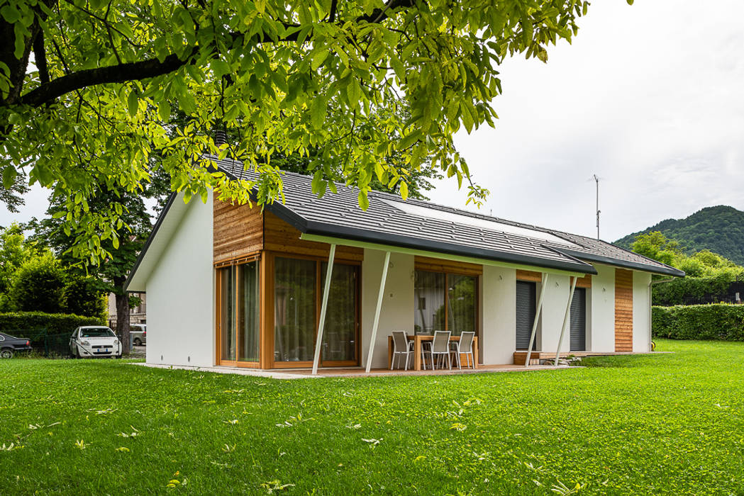 Piccoli grandi spazi abitativi Woodbau Srl Casa prefabbricata Legno Effetto legno casa in legno,larice,portico