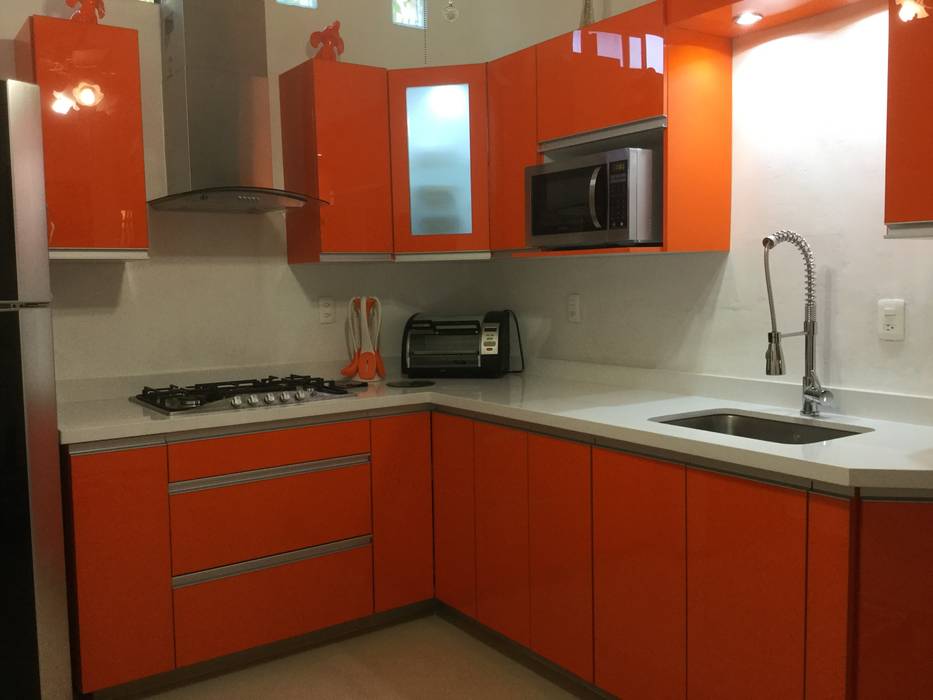 Cocina de acrilico naranja con cubierta de resina K+A COCINAS Y ACABADOS DE MONTERREY SA DE CV Cocinas equipadas Compuestos de madera y plástico cocina,naranja