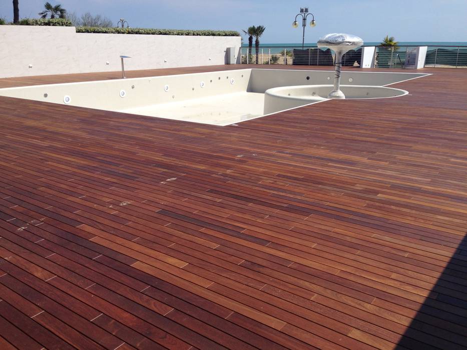 PAVIMENTI DA ESTERNO: DECKING E QUADROTTE, ONLYWOOD ONLYWOOD Suelos Madera Acabado en madera