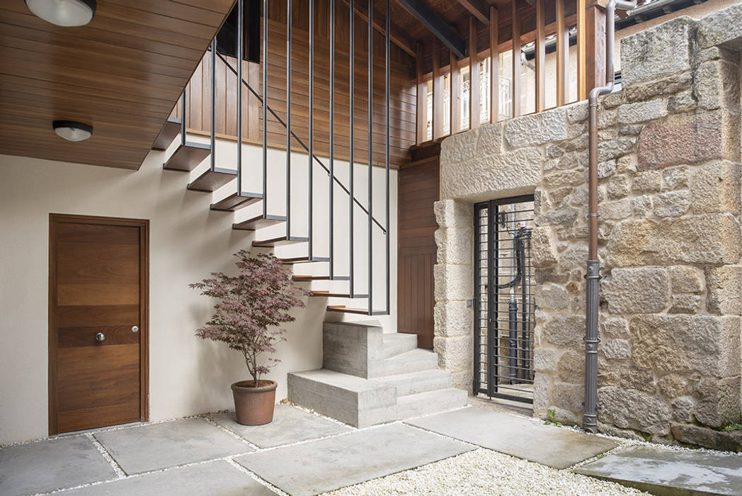 Escalera en patio casas de estilo moderno de b+t arquitectos moderno