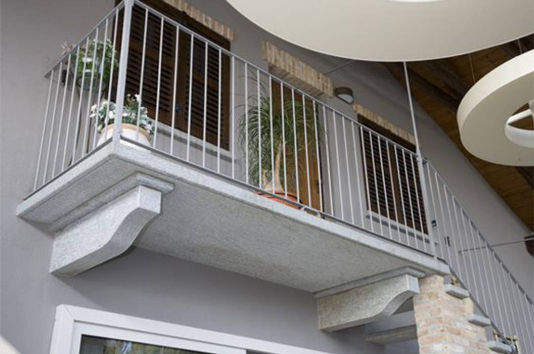 Scala esterna in pietra di luserna: hotel in stile di canalmarmi e ... Scala in pietra di luserna