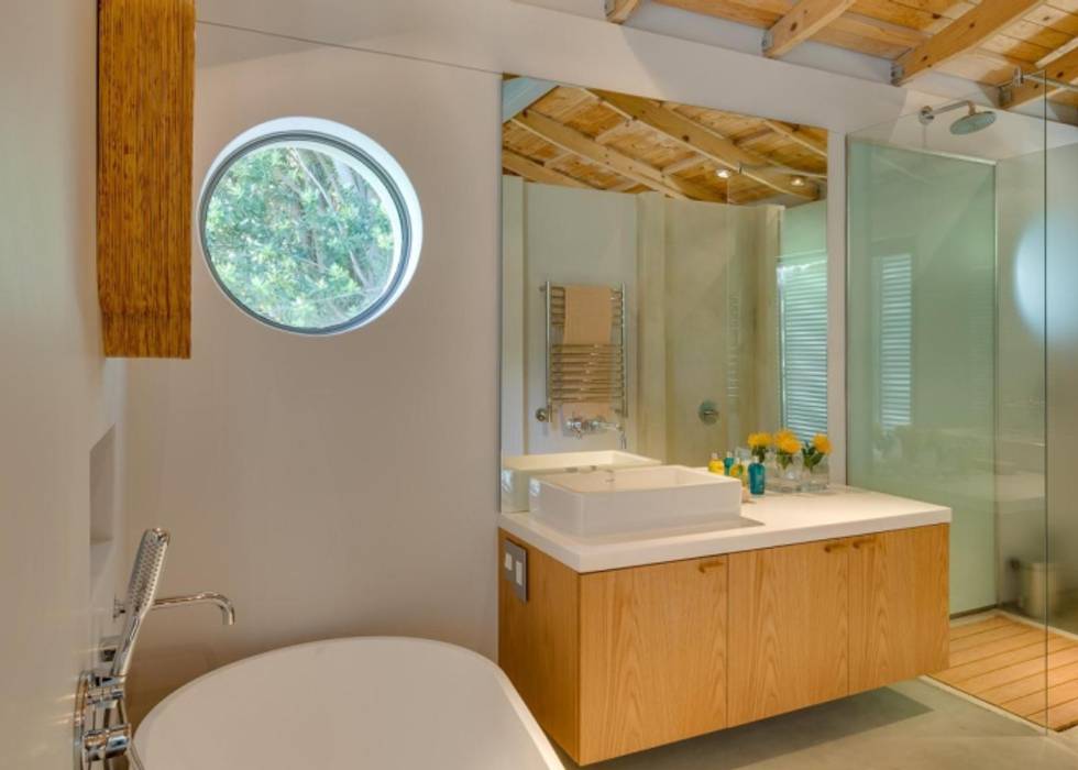 Main En-Suite Bathroom Van der Merwe Miszewski Architects Modern bathroom Wood Wood effect timber joinery,cemcrete floors,timber ceilings,en-suite