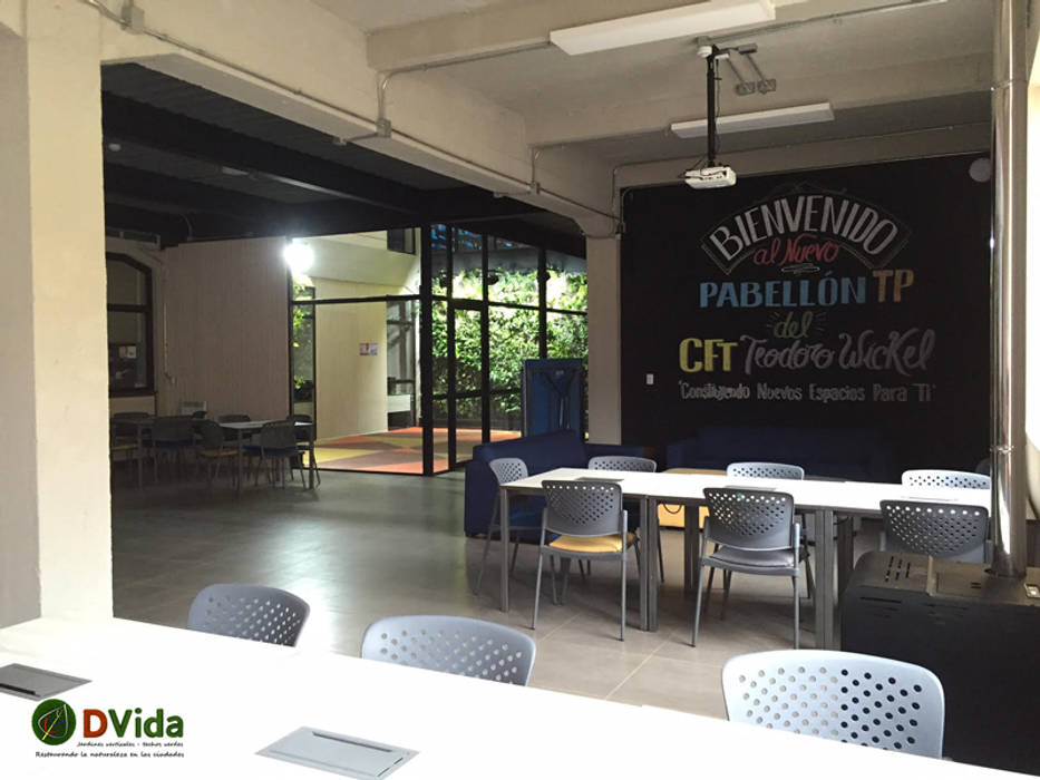 Muros verdes en centros educacionales DVida Jardines verticales Estudios y despachos de estilo tropical