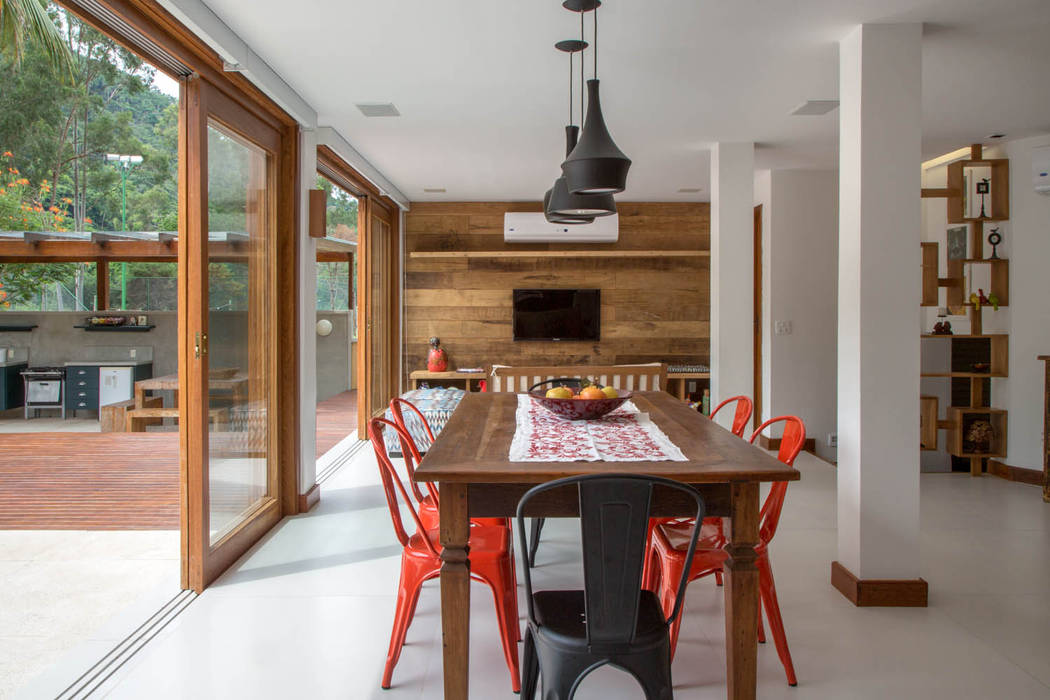 CASA EM CAMBOINHAS, Raquel Junqueira Arquitetura Raquel Junqueira Arquitetura Dining room