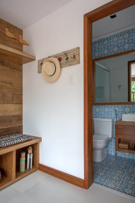 CASA EM CAMBOINHAS, Raquel Junqueira Arquitetura Raquel Junqueira Arquitetura Rustic style bathroom