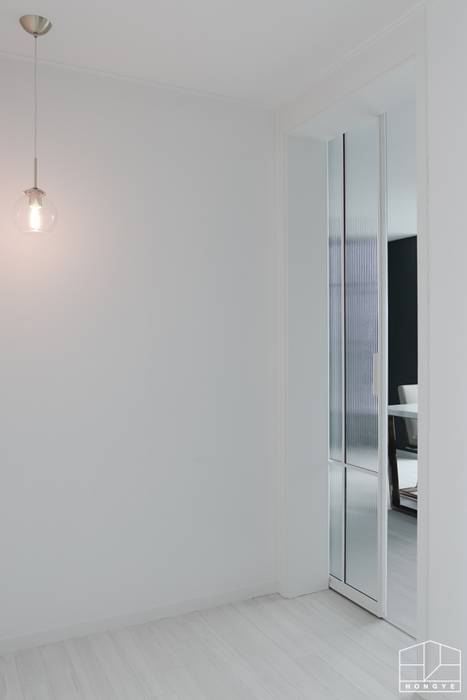 고급스럽고 모던한 신혼집, 잠실 리센츠아파트 33평, 홍예디자인 홍예디자인 Modern style doors