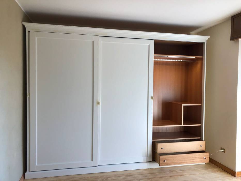 Armadi scorrevoli classici ROMA, Falegnameria su misura Falegnameria su misura غرفة نوم خشب Wood effect Wardrobes & closets