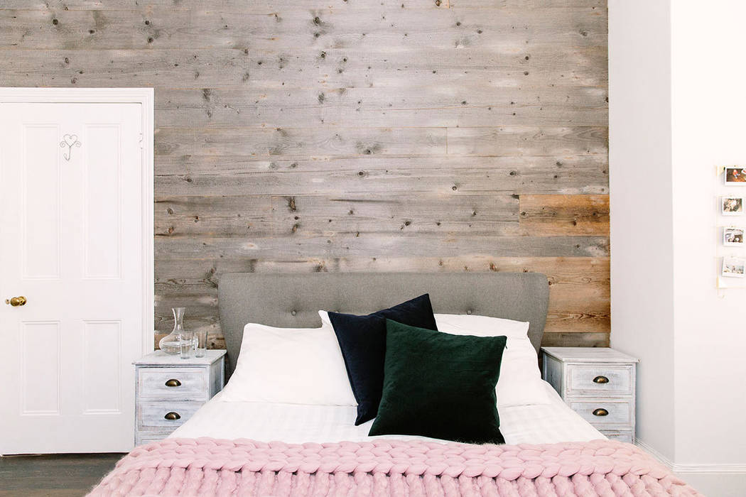 Cosy Bedroom homify Rustic style bedroom Wood Wood effect Pillow,Bedroom,Wood Panelling