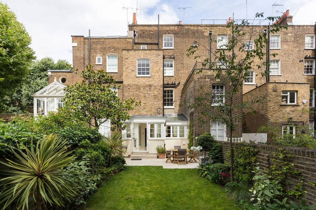 Exterior View of Garden and Kitchen Extension homify Terrace house Exterior,Brickwork,Garden