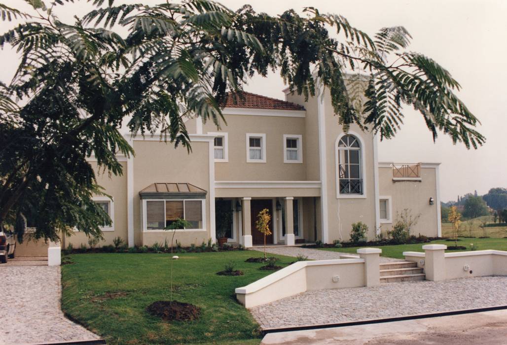 Casa clásica moderna en Martindale C.C. Estudio Dillon Terzaghi Arquitectura - Pilar Casas unifamiliares