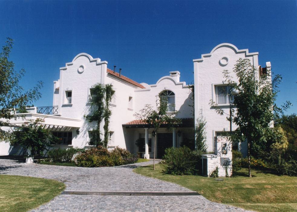 Casa colonial en Mayling C.C. Estudio Dillon Terzaghi Arquitectura - Pilar Casas unifamilares Ladrillos