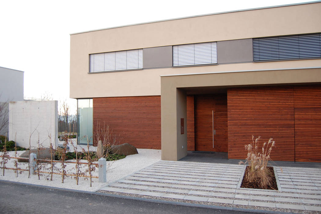 VILLA MIT ZEN-GARTEN - Neubau einer Villa im bauhausstil mit japanischen Zen-Gartenarchitektur, KERSCH + HANSEN ARCHITEKTEN KERSCH + HANSEN ARCHITEKTEN Fincas Derivados de madera Transparente