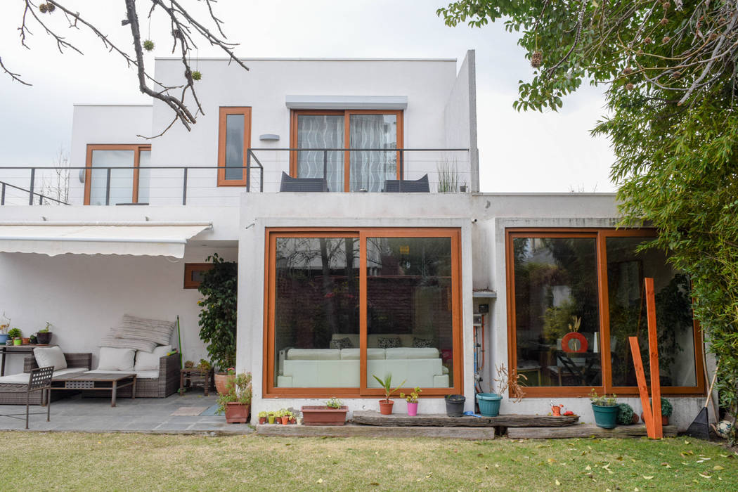 Fachada Norte y patio trasero Arqbau Ltda. Casas unifamiliares Concreto