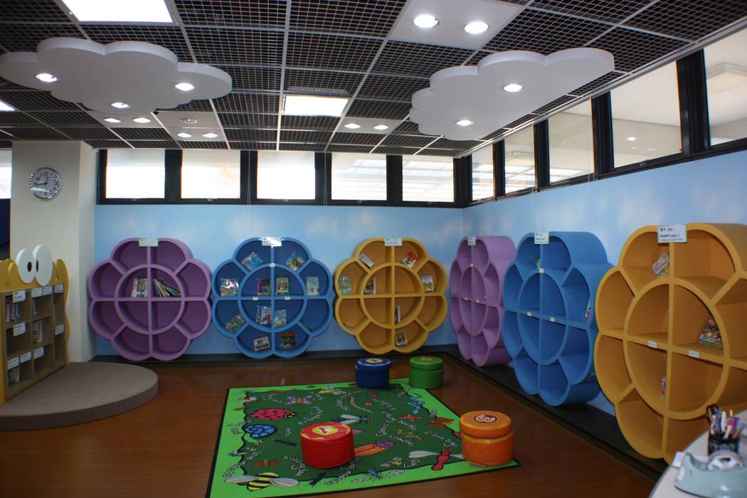 花朵造型的書櫃並設有遊戲空間 台中室內建築師|利程室內外裝飾 LICHENG 商业空间 學校