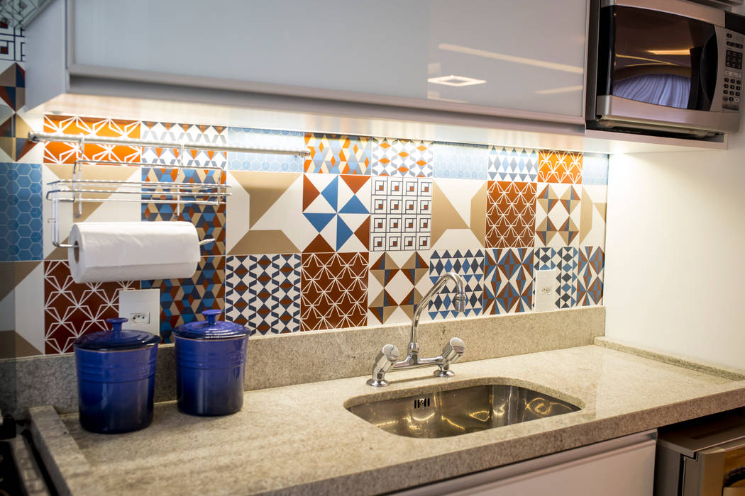 Cozinha– Novo Higienópolis I INOVA Arquitetura Armários e bancadas de cozinha itaúnas,granito,cozinha,ladrilho,azul,terracota,geométrico,vidro branco,laca branca
