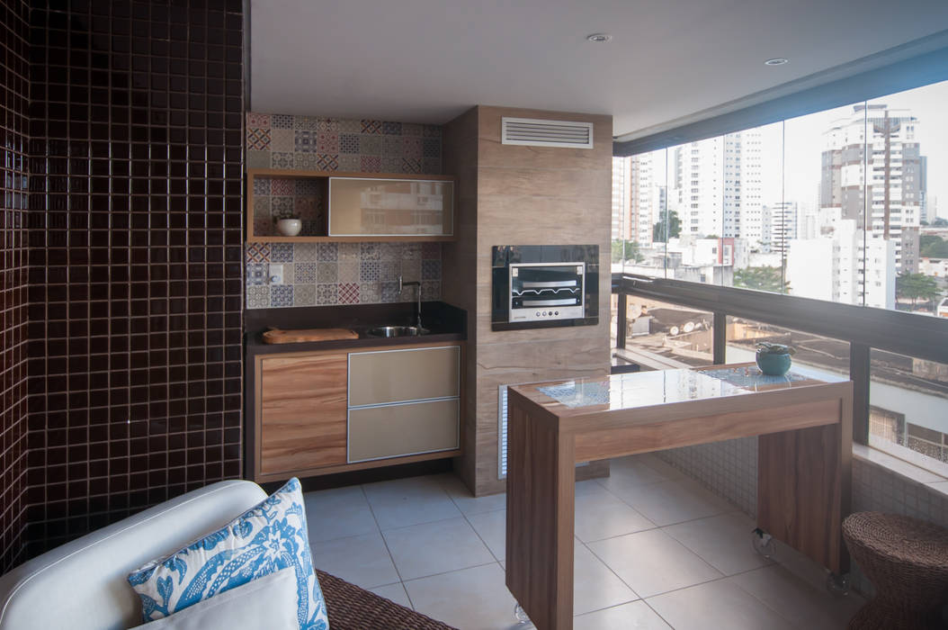 Apartamento com varanda gourmet, Bernal Projetos - Arquitetos em Salvador Bernal Projetos - Arquitetos em Salvador Patios & Decks