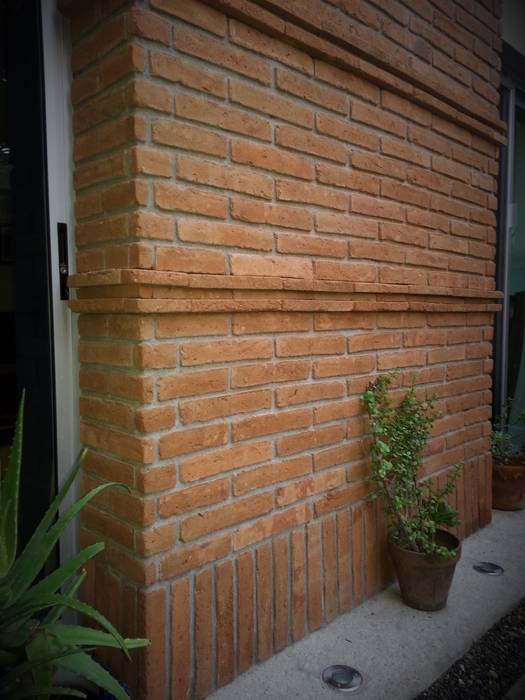 Detalle de fachada exterior con ladrillo forma y función jardines