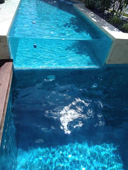 Kleiner Pool Mit Wasserfall Terrasse Und Holzdeck Moderne