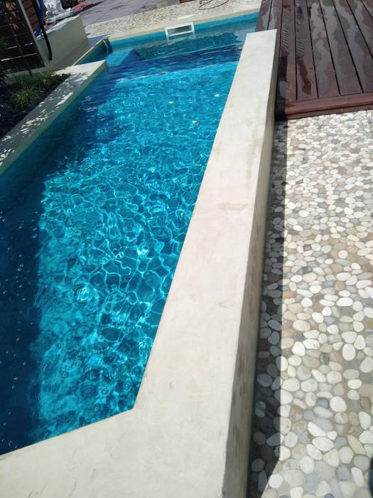 Kleiner Pool Mit Wasserfall Terrasse Und Holzdeck Moderne