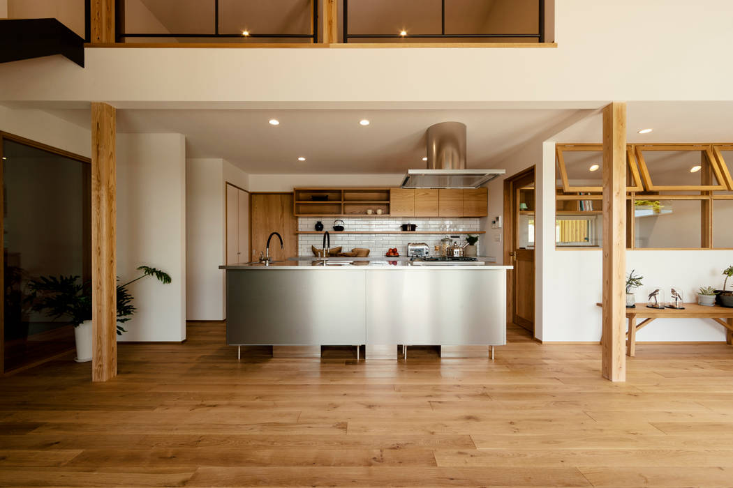 眺めと暮らす家 ELD INTERIOR PRODUCTS オリジナルデザインの キッチン ナラ床,造作家具