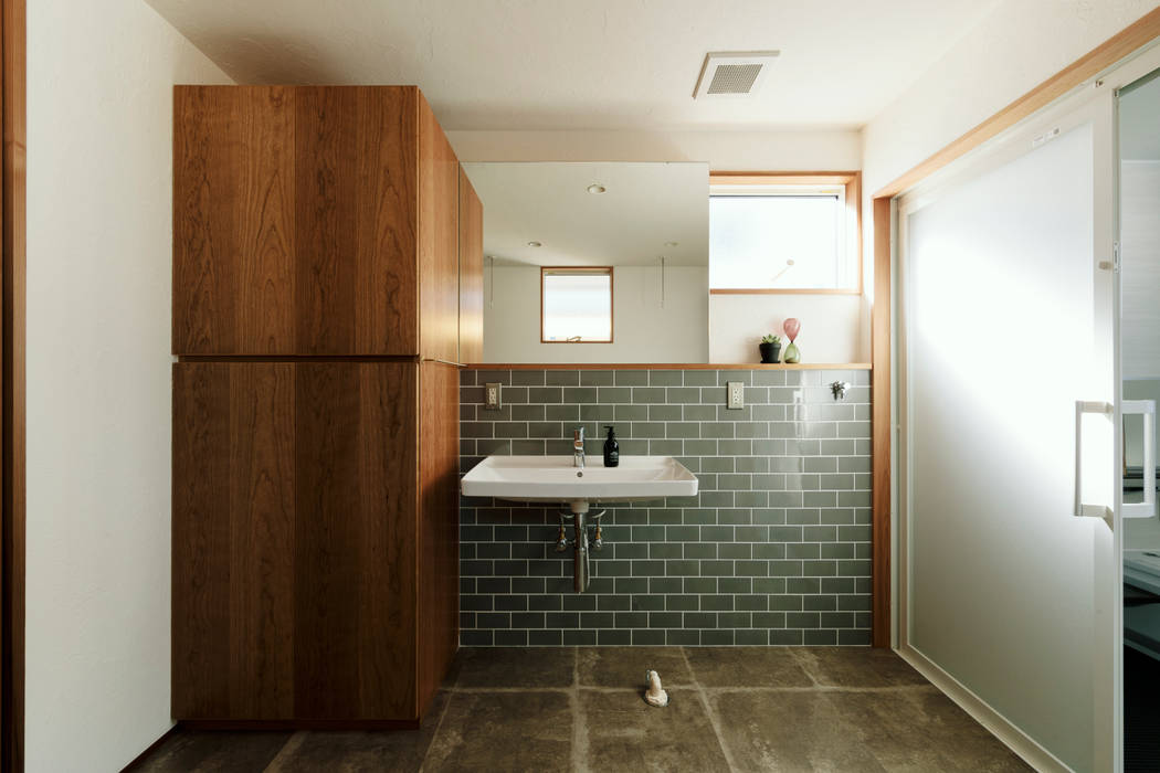 内と外を渡る家 ELD INTERIOR PRODUCTS オリジナルスタイルの お風呂 タイル 脱衣洗面所,珪藻土壁,タイル,造作収納,ブラックチェリー