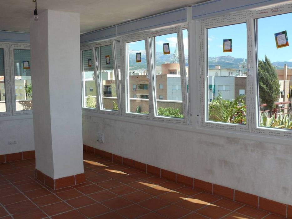 Cerramiento de terraza con ventanas de PVC Metalistería Ballesteros SL Ventanas de PVC